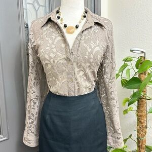 Chico’s Lacey Lisa Long Sleeve Fashion Woven Talpa
Taupe Top Size 2 (L 12-14)